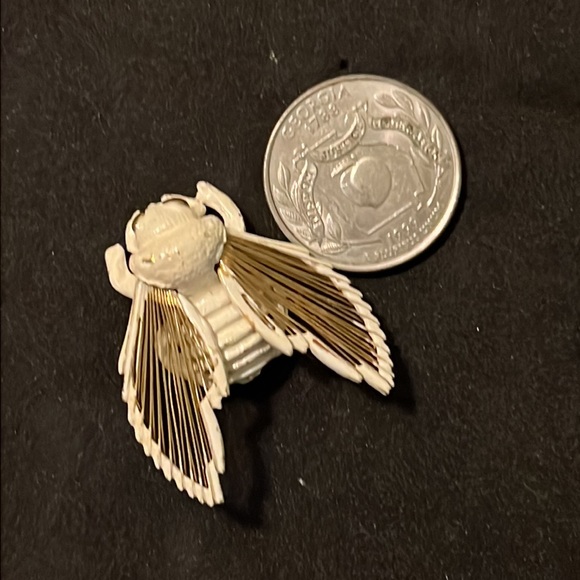 Vintage Whimsical Monet Gold & White Winged Bee Brooch - Picture 9 of 9